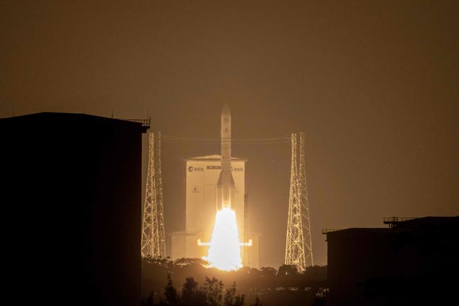 O foguete Ariane-6 decola de sua plataforma de lançamento no centro espacial de Kourou (Guiana), em 30 de abril de 2026. 