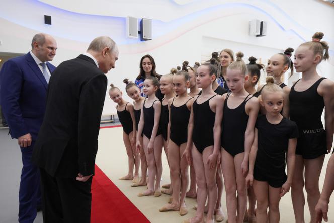 Vladimir Putin visitando um centro esportivo em São Petersburgo (Rússia), 27 de abril de 2026.
