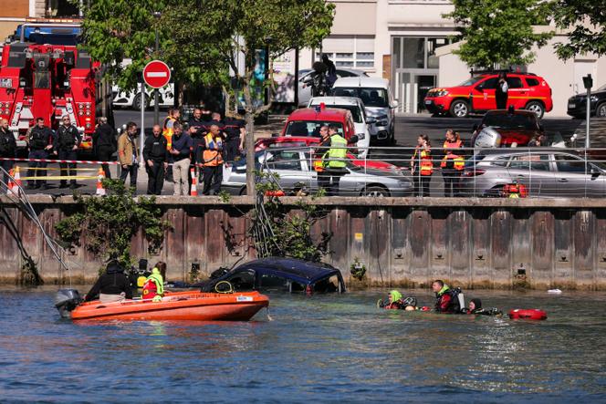 Equipes de resgate no local do acidente, onde um ônibus e um carro caíram no Sena, em Juvisy-sur-Orge (Essonne), em 30 de abril de 2026. 