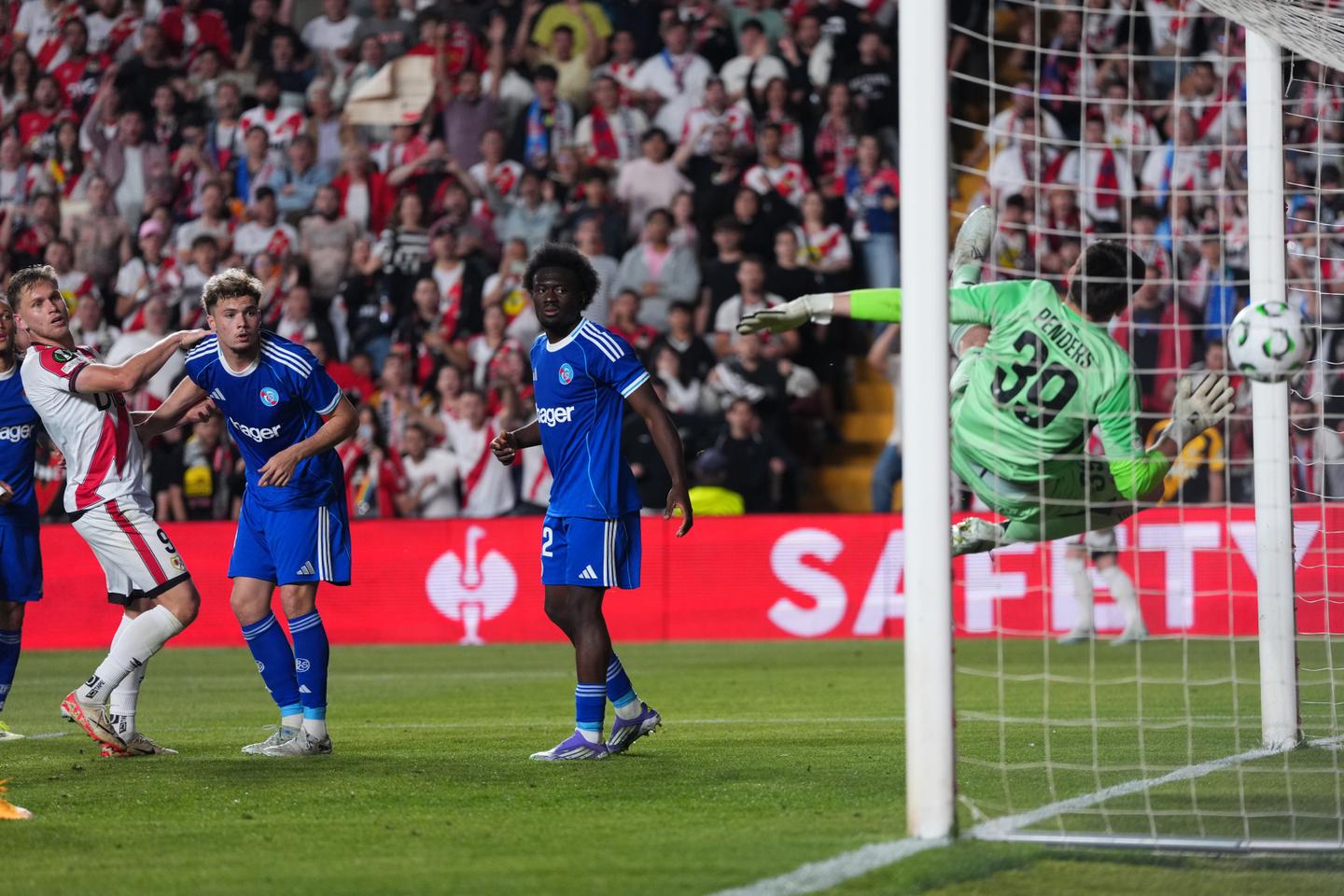 Strasbourg s’incline d’un but chez le Rayo Vallecano en demi-finale aller de la Ligue Conférence