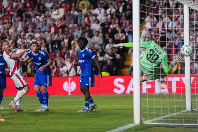 A cabeçada vitoriosa do jogador do Rayo Vallecano Alemano (camisa branca), contra o Estrasburgo, em Madrid, 30 de abril de 2026.