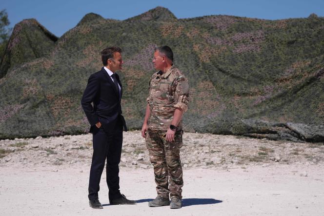 Emmanuel Macron e General Benoît Desmeulles, no local do exercício militar Orion 2026, em Suippes (Marne), 30 de abril de 2026. 