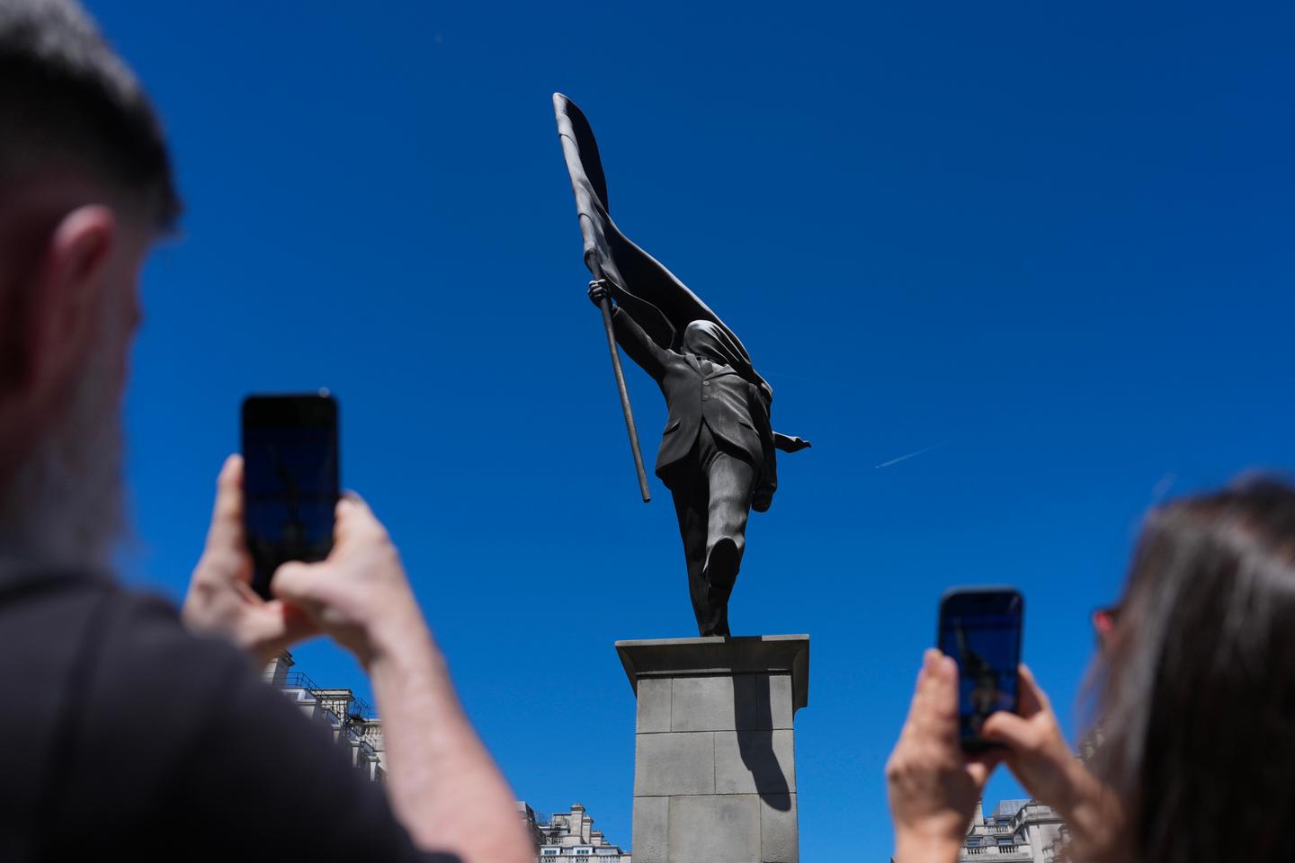 Banksy revendique la paternité de la statue d’un homme brandissant un drapeau, dans le centre de Londres