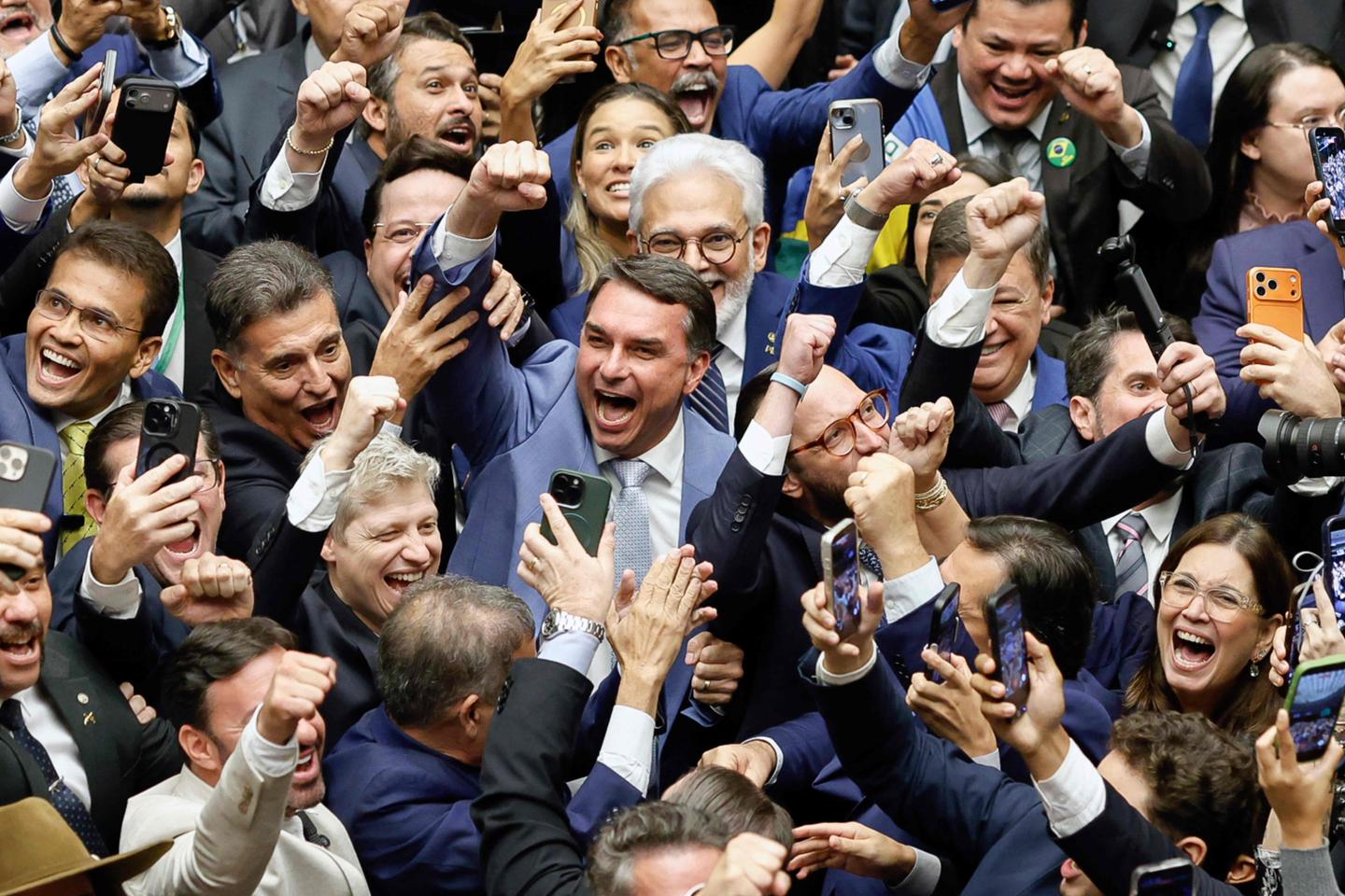 Au Brésil, le Parlement ouvre la voie à une réduction de peine pour Jair Bolsonaro en annulant un veto du président Lula