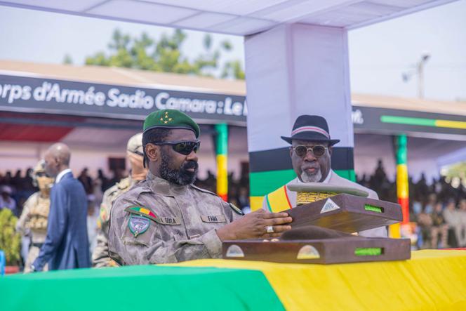Le chef de la junte malienne, Assimi Goïta (à gauche), assiste aux funérailles du ministre de la défense, Sadio Camara, tué à Kati dans l’attaque de sa résidence par un véhicule piégé, à Bamako, le 30 avril 2026. 