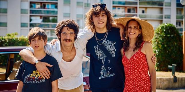 Les acteurs Sreeti Mukerji, Louis Garrel,  Alexis Rosenstiehl et Camille Cottin dans «&nbsp;Juste une illusion&nbsp;», d’Olivier Nakache et Eric Toledano.