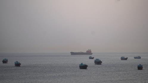 Navios no Estreito de Ormuz, vistos da costa de Omã, 1º de maio de 2026.