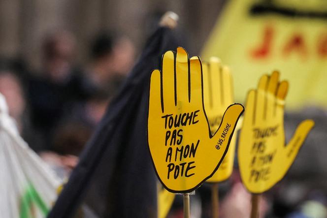 O logotipo e o slogan do SOS Racisme durante uma manifestação em Saint-Denis (Seine-Saint-Denis), 4 de abril de 2026.