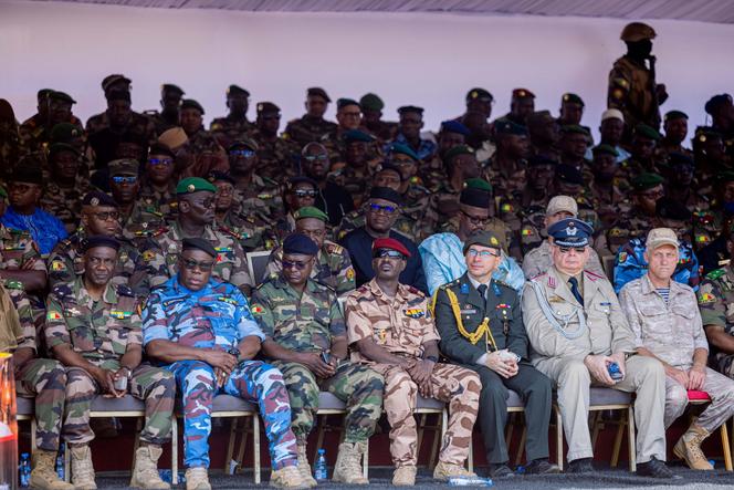 Soldados comparecem ao funeral nacional do ministro da Defesa do Mali, Sadio Camara, morto durante um ataque suicida com carro-bomba contra sua residência, em Bamako, Mali, em 30 de abril de 2026. 
