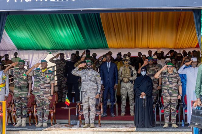 O chefe da junta maliana, Assimi Goïta, assiste ao funeral nacional do Ministro da Defesa, Sadio Camara, em Bamako, 30 de abril de 2026.