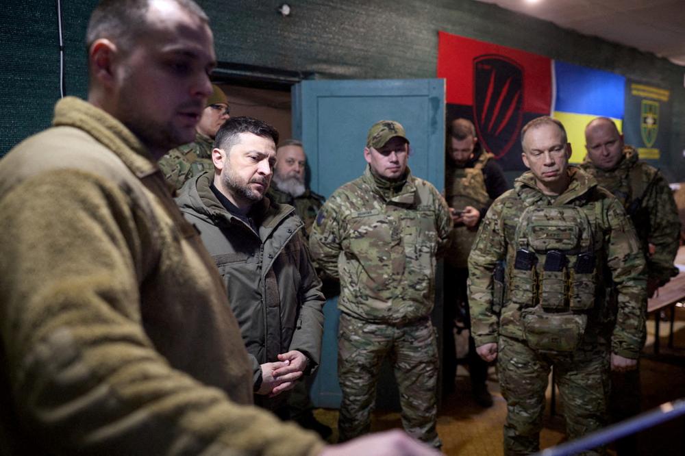 Le président ukrainien Volodymyr Zelensky, lors d’une visite à des militaires ukrainiens en première ligne, dans l’oblast de Donetsk (Ukraine), le 6 mars 2026. - SERVICE DE PRESSE DE LA PRÉSIDENCE UKRAINIENNE VIA REUTERS
