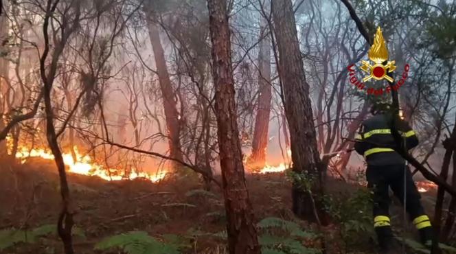 Bombeiros enfrentam chamas no Monte Faeta, entre as províncias de Lucca e Pisa, na Toscana, em 1º de maio de 2026.