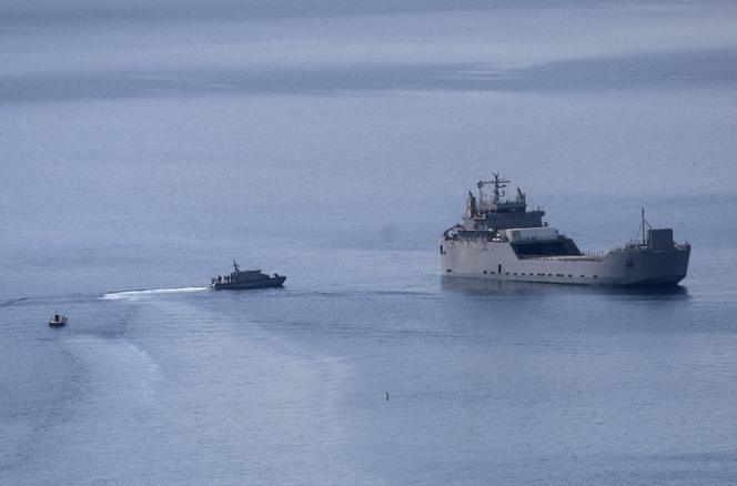 Navios da guarda costeira grega aproximam-se de um navio israelense que transportava ativistas da Flotilha Global Sumud no porto de Atherinolakkos, Creta, Grécia, em 1º de maio de 2026.