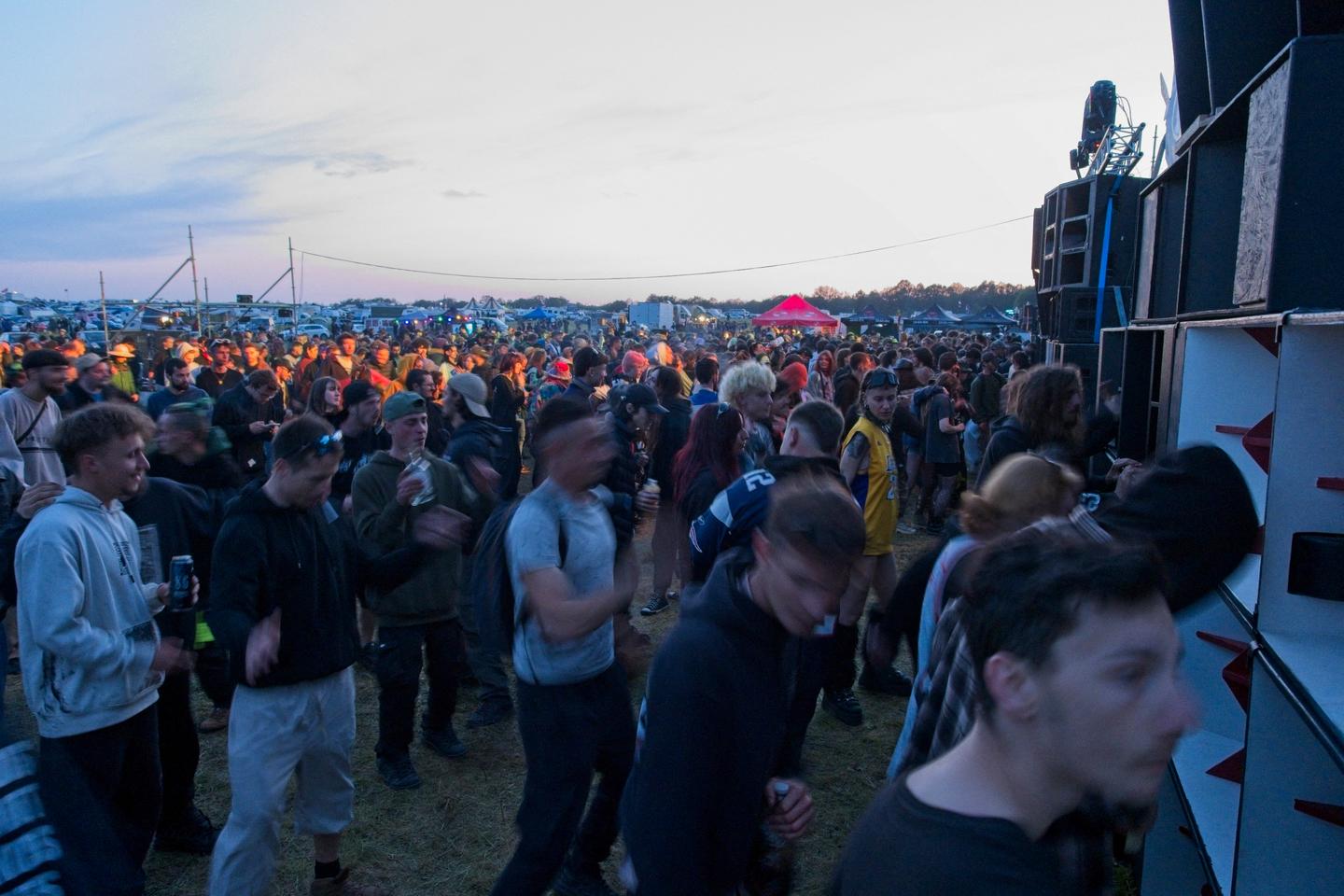 Free party près de Bourges : environ 8 000 personnes sur un terrain militaire jugé « très dangereux » par la préfecture