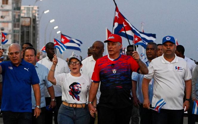 O presidente cubano Miguel Diaz-Canel e sua esposa Lis Cuesta Peraza durante o desfile do Primeiro de Maio em Havana, Cuba, 1º de maio de 2026.