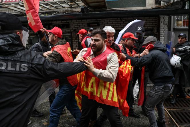 A polícia intervém durante a manifestação organizada por ocasião do 1º de maio, em Istambul, no dia 1º de maio de 2026.