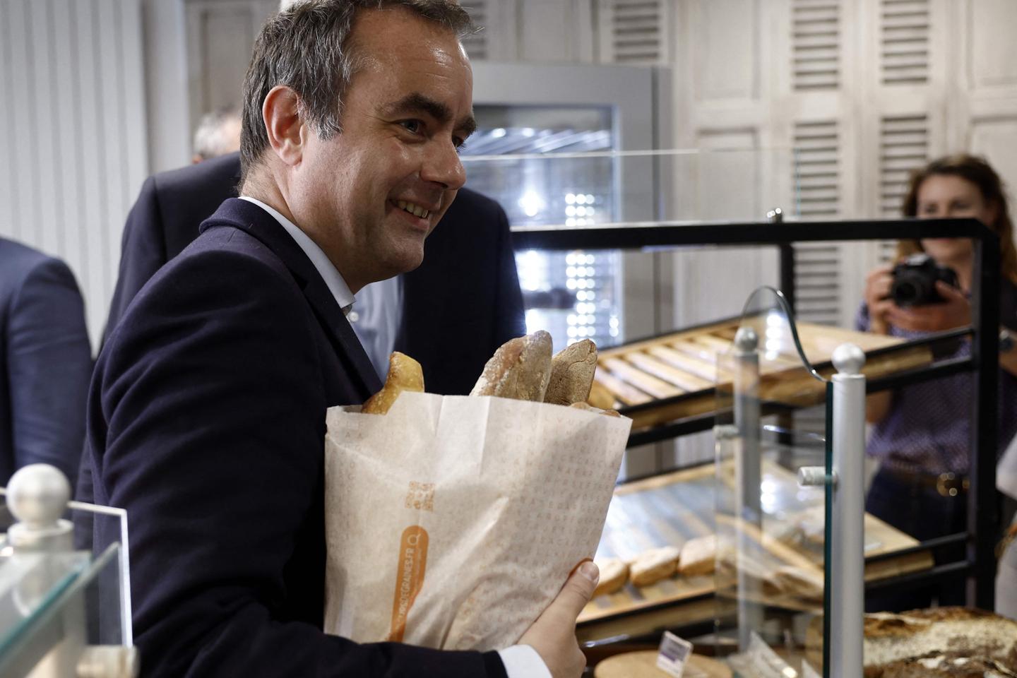 1ᵉʳ-Mai : les syndicats énervés par les opérations de com’ de Sébastien Lecornu avec des boulangers