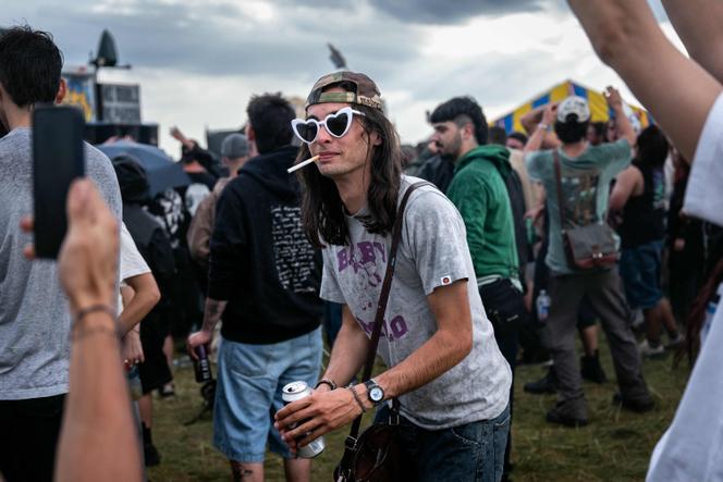Uma festa rave em uma instalação militar em Cornusse, perto de Bourges (Cher), em 1º de maio de 2026.