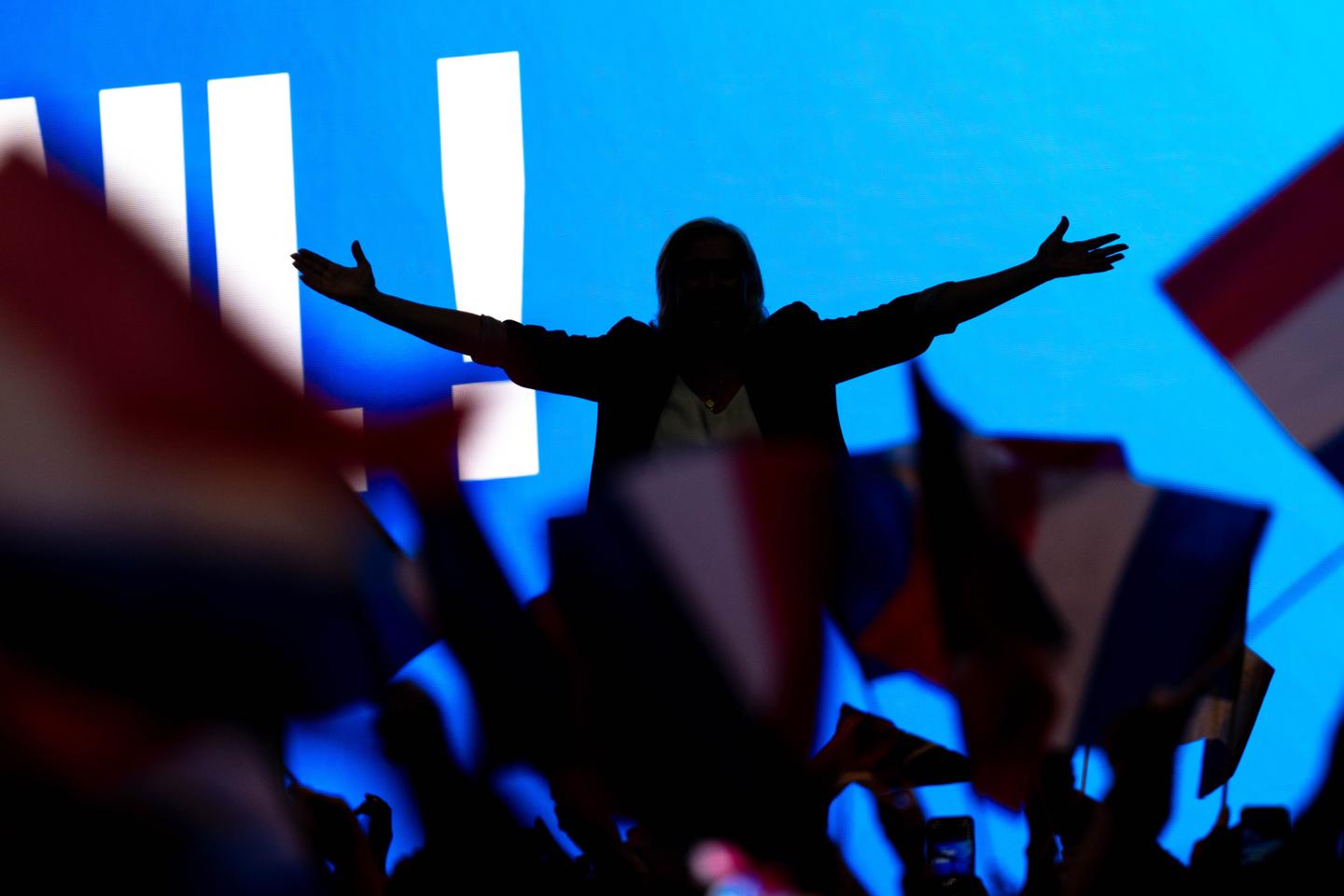 Marine Le Pen et Jordan Bardella s’offrent un dernier pas de deux avant le couperet judiciaire, lors du meeting du 1er-Mai du RN à Mâcon