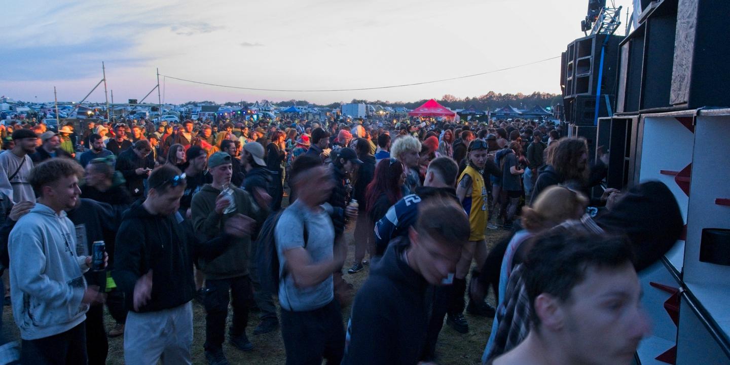 Free-party près de Bourges : 20 000 personnes sur un terrain militaire dangereux