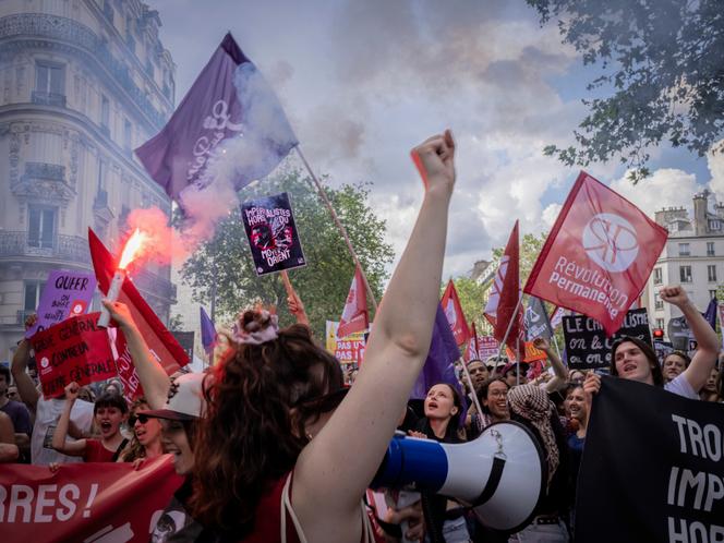 Manifestantes durante o tradicional desfile de 1º de maio de 2026 em Paris.
