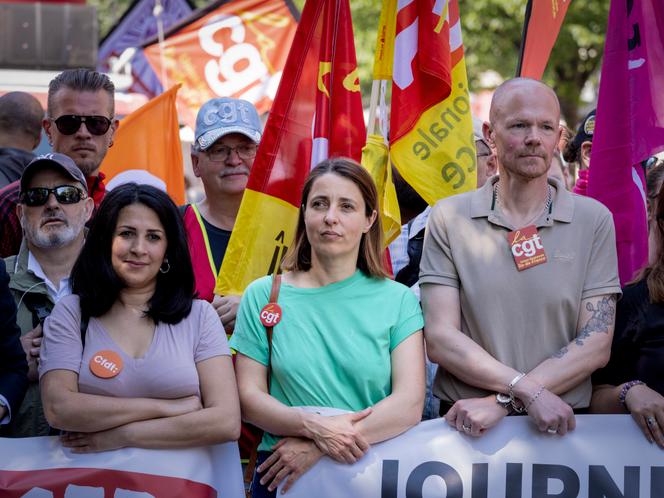 Sophie Binet, secrétaire générale de la CGT,  aux côtés des représentants syndicaux de la CFDT pendant le défilé du 1ᵉʳ-Mai 2026, à Paris.