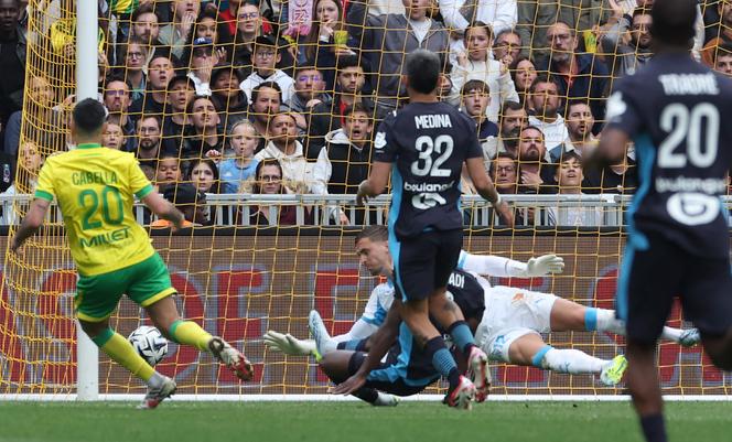 Rémy Cabella marca o segundo gol das Canárias durante a vitória do Nantes sobre o Marselha na Ligue 1, no estádio Beaujoire, em 2 de maio de 2026.