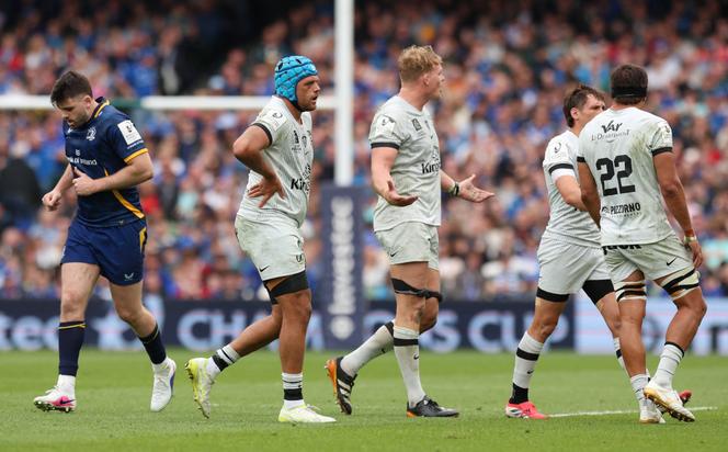 Jogadores de Toulon decepcionados após a derrota na semifinal da Copa dos Campeões de rugby, no campo de Leinster, em Dublin, em 2 de maio de 2026.