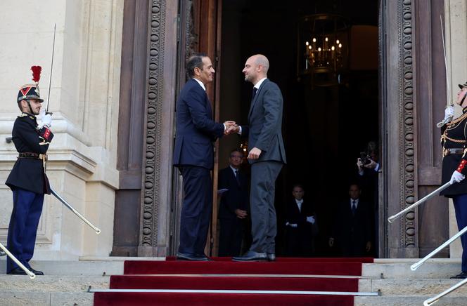 O Ministro francês da Europa e dos Negócios Estrangeiros, Jean-Noël Barrot, recebe o Primeiro-Ministro e Ministro dos Negócios Estrangeiros do Qatar, Mohammed Ben Abderrahmane Al Thani, no Quai d'Orsay, em Paris, no dia 9 de outubro de 2025. 