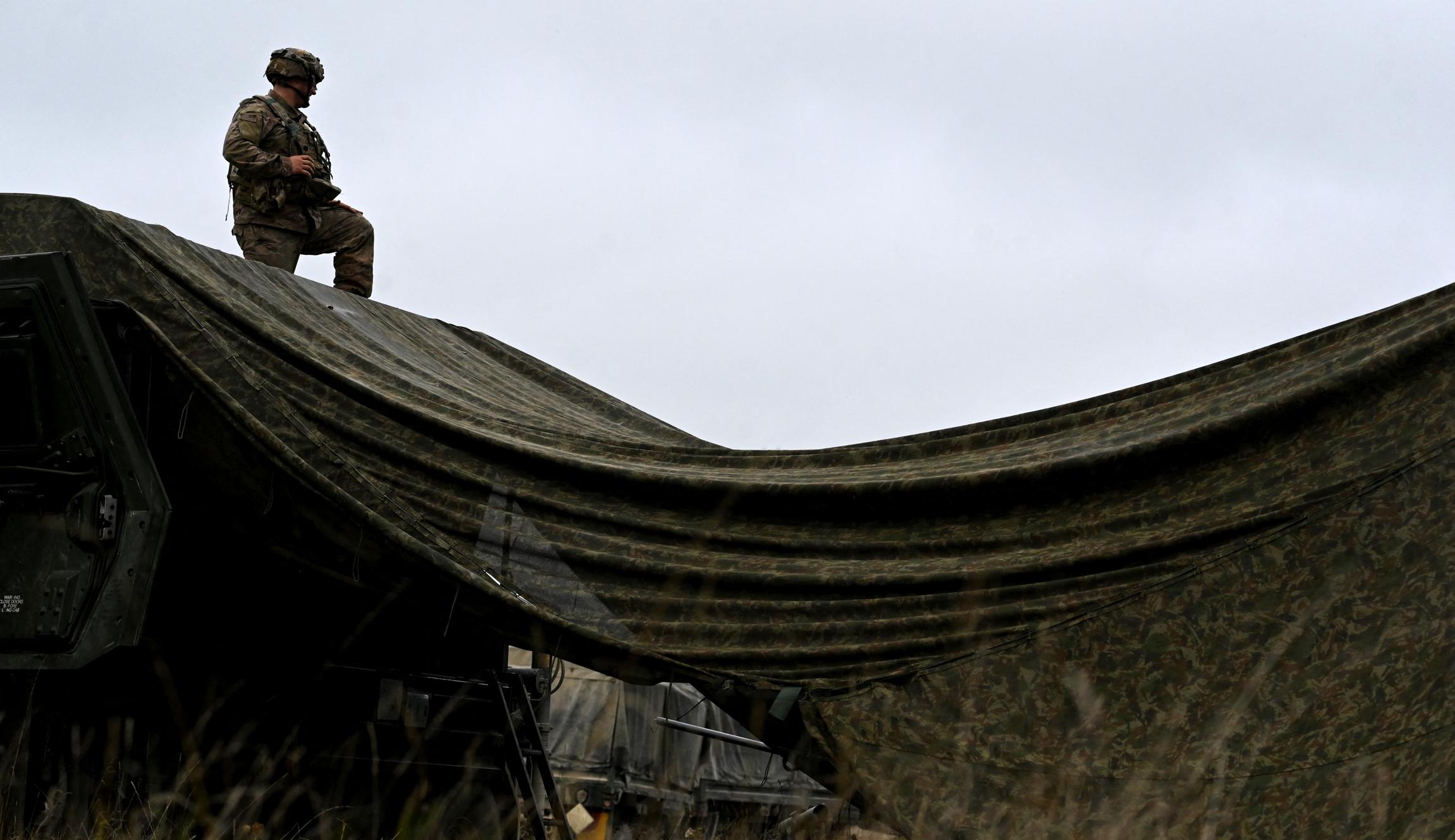 An American artillery unit soldier at the NATO 'Saber Junction 23' exercise, Hohenfels training ground (Germany), September 14, 2023. CHRISTOF STACHE/AFP