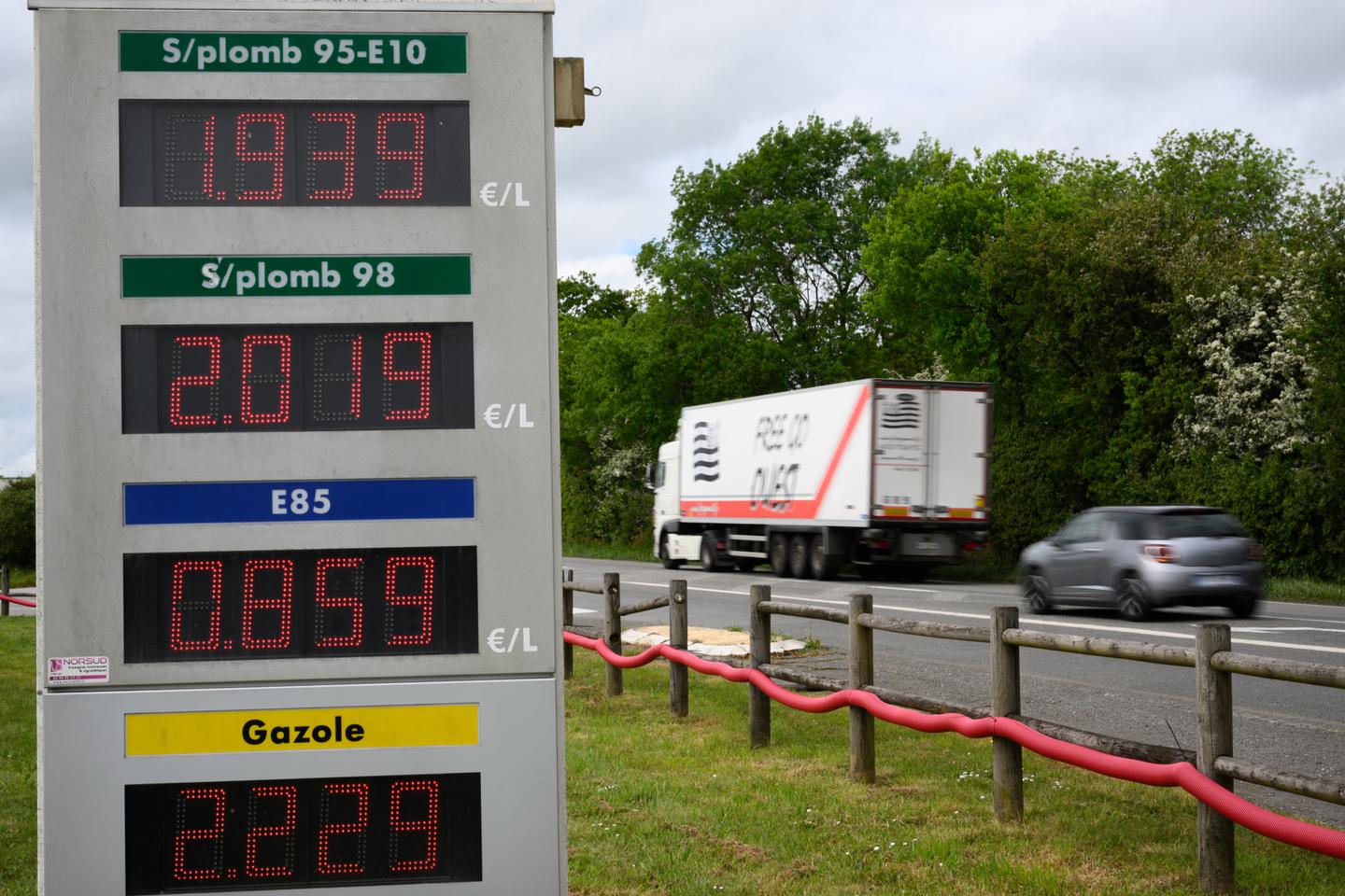 Carburants : les règles de l’indemnité de 50 euros pour les « grands rouleurs » aux revenus modestes publiées au Journal officiel