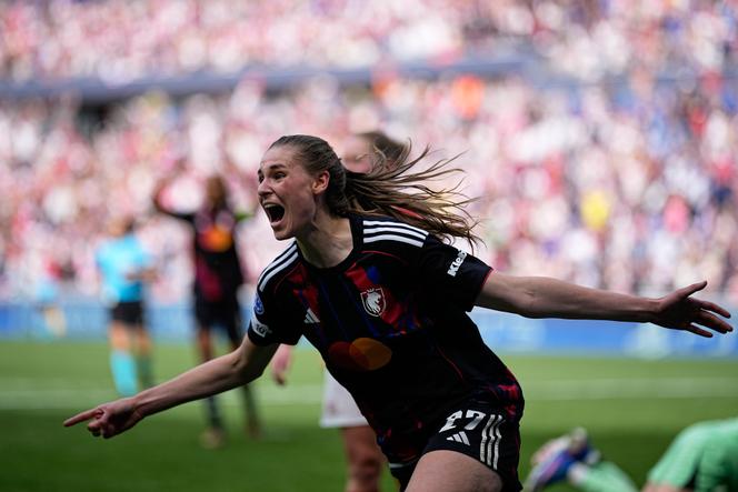 Jule Brand, jogadora do OL, exulta ao marcar o terceiro gol de seu time no jogo de volta da semifinal da Liga dos Campeões Feminina entre OL e Arsenal, em Décines, perto de Lyon, na França, em 2 de maio de 2026.