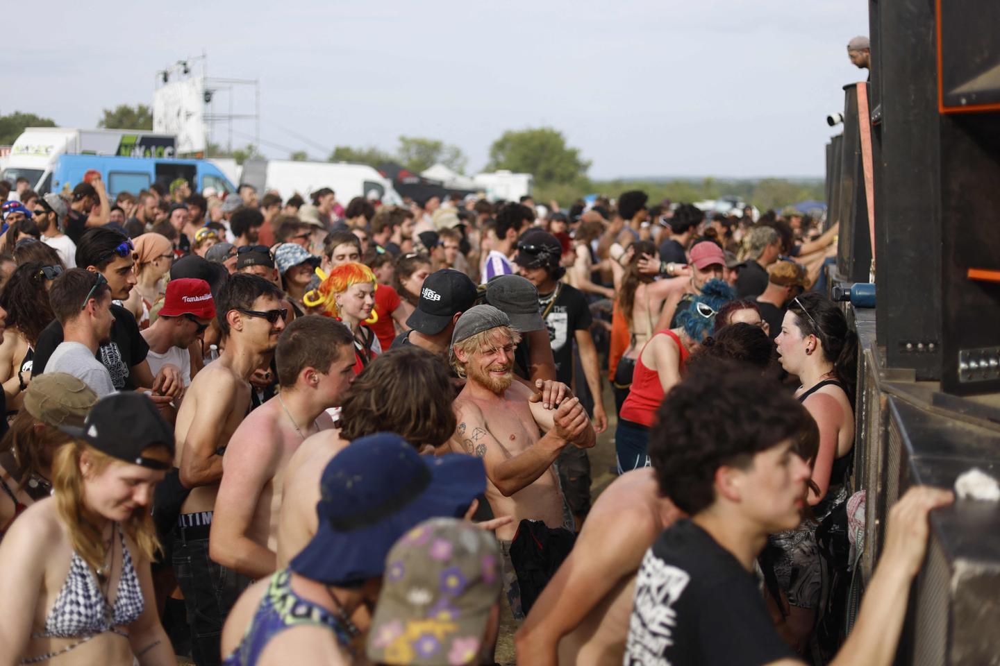 Teknival près de Bourges : Laurent Nuñez attendu sur place ; 17 000 personnes participent au troisième jour de la free-party