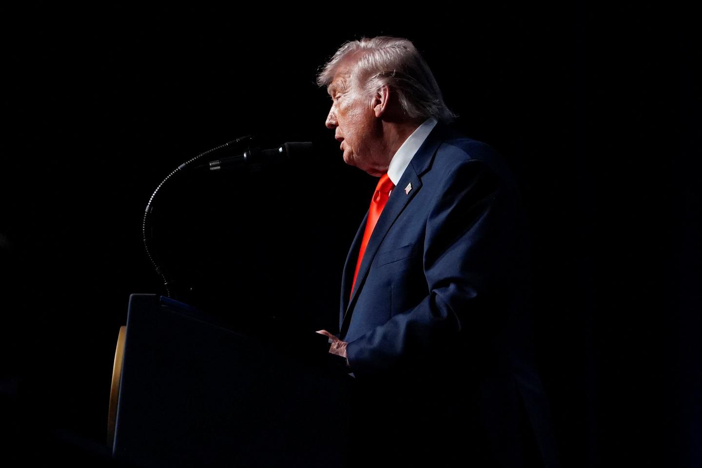 Guerre en Iran : Donald Trump déclare les « hostilités terminées » et contourne le Congrès américain