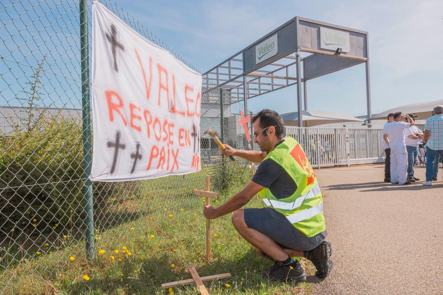 Dans l’industrie, les cadres menacés à leur tour par les délocalisations : « Vous travaillez très bien depuis onze ans, vous parlez trois langues, mais ce n’est pas assez »