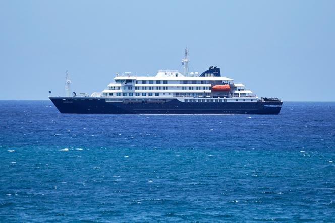 Le navire de croisière MV « Hondius », ancré dans un port de Praia, au Cap-Vert, le 4 mai 2026.
