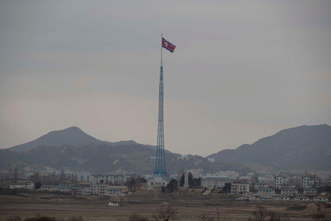 Le village nord-coréen Kijong-Dong, situé à proximité de la zone commune de sécurité, visible depuis un poste d’observation sud-coréen le 3 mars 2023.