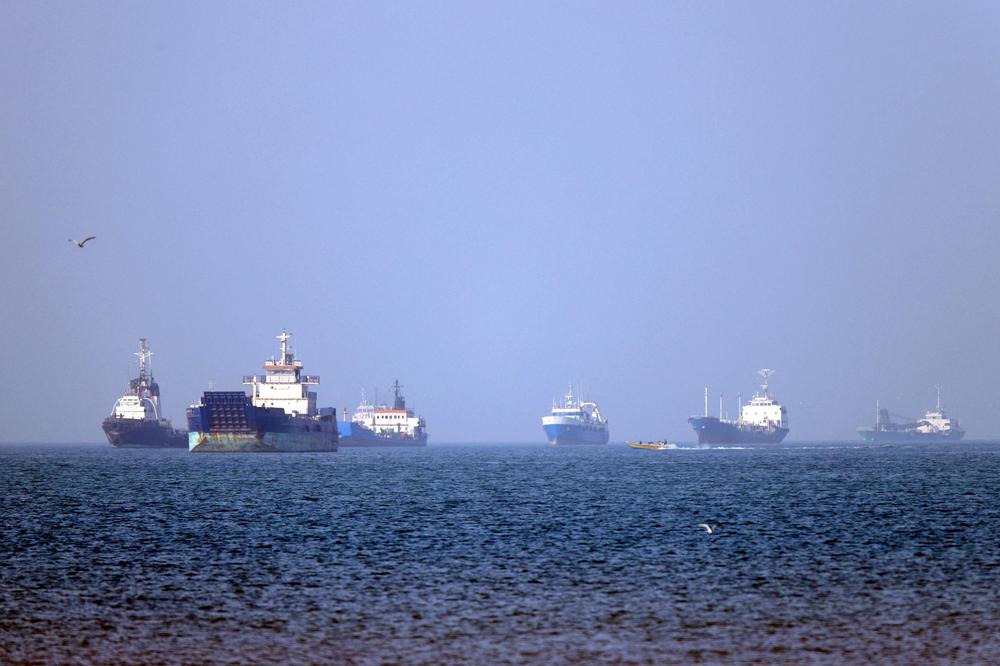Des navires à l’ancrage dans le détroit d’Ormuz, au large de Bandar-e Abbas, dans le sud de l’Iran, le 4 mai 2026. - AMIRHOSSEIN KHORGOOEI/ISNA VIA AFP