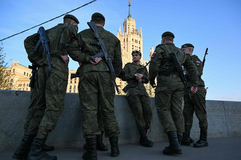Dans le centre de Moscou, le 4 mai 2026, des militaires russes attendent la répétition du défilé militaire de la Journée de la victoire, qui se tiendra sur la place Rouge le 9 mai. - IGOR IVANKO / AFP