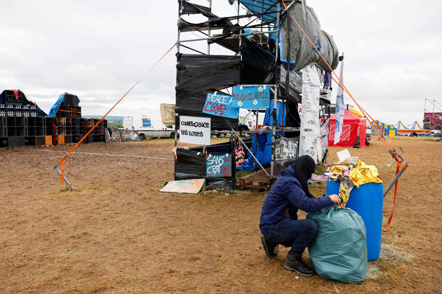 « Teknival de Bourges » : les départs se poursuivent, les participants verbalisés