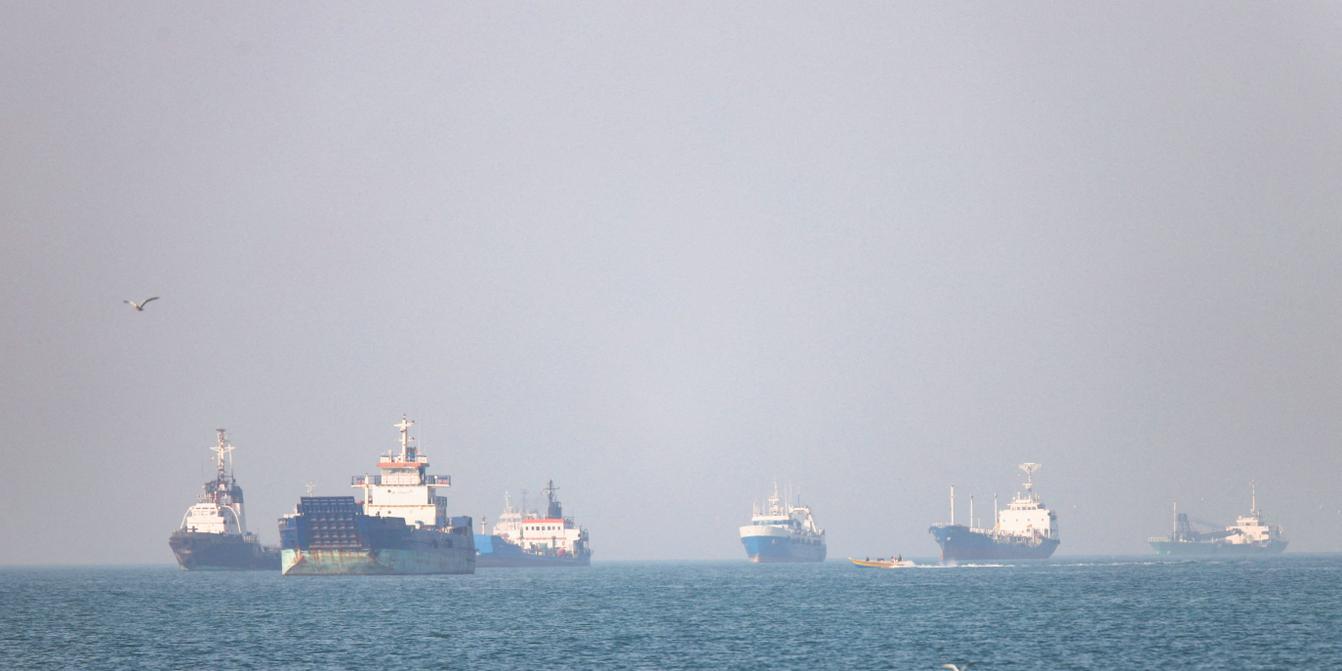 US and Iran escalate 'double blockade' of Strait of Hormuz