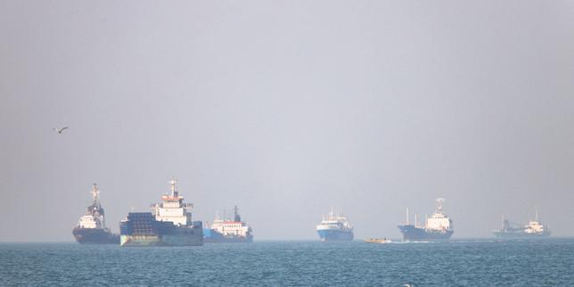 US and Iran escalate 'double blockade' of Strait of Hormuz