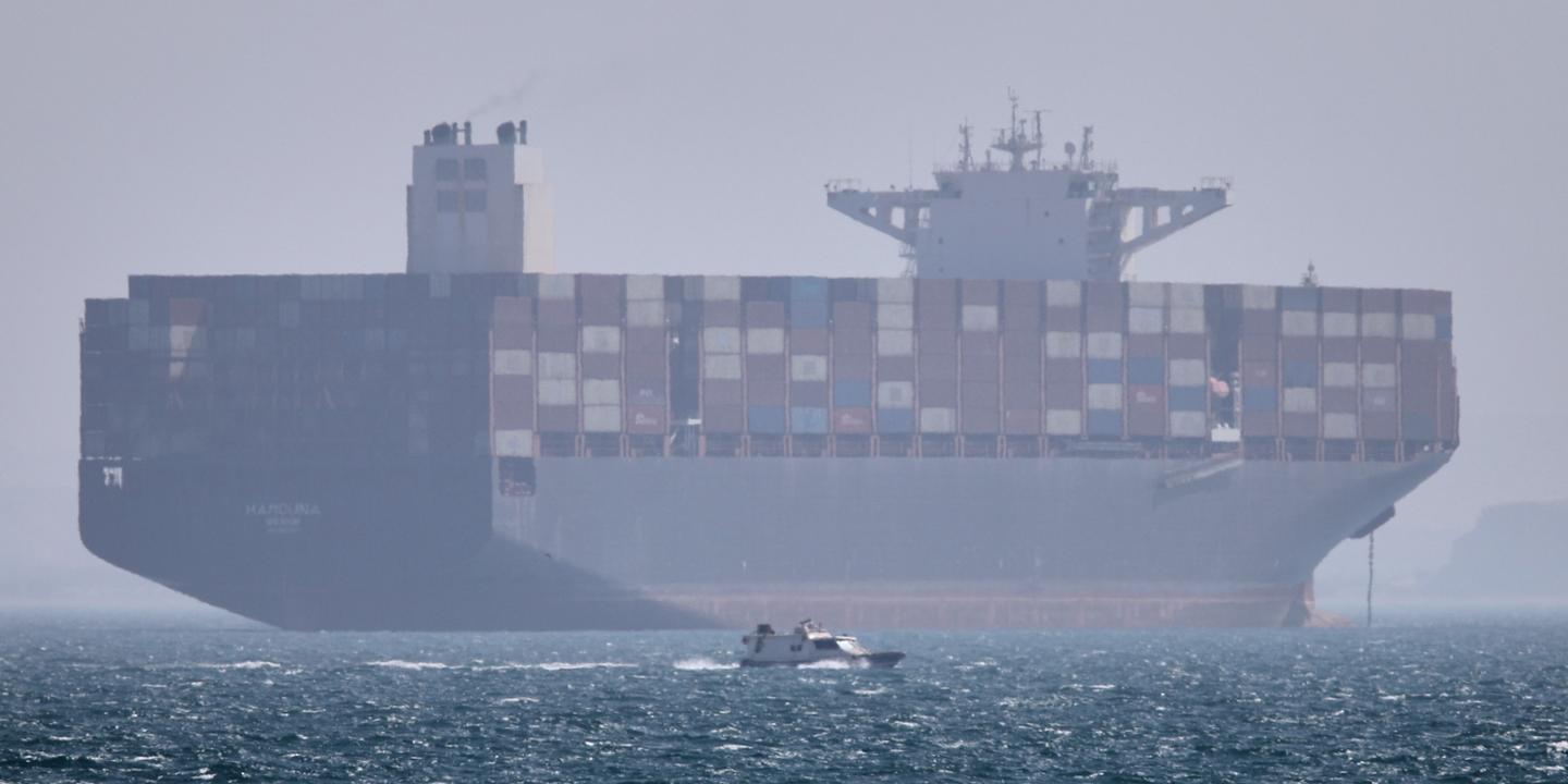 EN DIRECT, guerre au Moyen-Orient : l’Iran affirme avoir tiré des missiles contre des navires militaires américains ; deux navires marchands ont traversé le détroit d’Ormuz, selon l’armée américaine