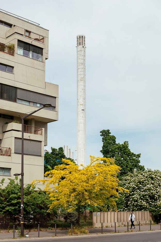 La cheminée de l’ancienne usine de vin apéritif Saint-Raphaël, active jusque dans les années 1980, à Ivry-sur-Seine (Val-de-Marne), le 27 avril 2026.
