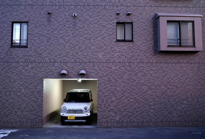 Une kei-car japonaise, dans le garage d’un immeuble, à Sapporo, au Japon, le 21 septembre 2019.
