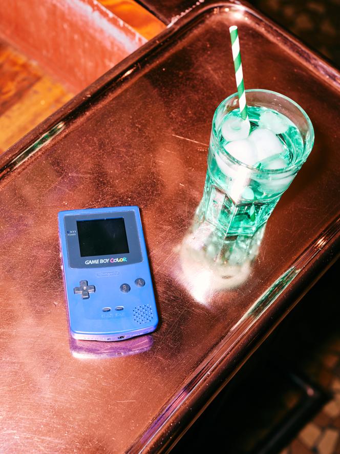 Partie de Game Boy, objet technologique tout droit venu des années 1990.