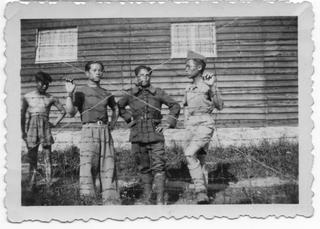 Kiem Pham Van (à droite), au camp de prisonniers de Rennes, vers 1941-1942.
