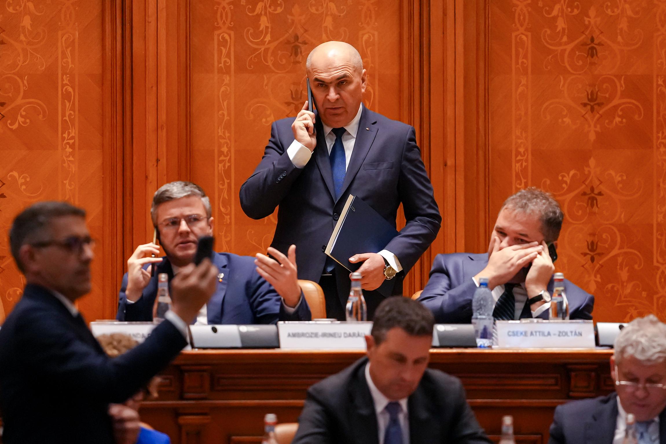 Le gouvernement roumain chute après une alliance inédite entre socialistes et extrême droite — image 2
