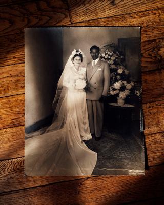 Photographie de mariage de Jeannine Tessier et de Jean-Paul (dit « Yaya ») Coulibaly, à Martigné-Ferchaud (Ille-et-Vilaine), en 1947.