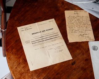 Document de remise d’une médaille des évadés et attestation de participation de Jean-Paul Coulibaly à la Résistance à Martigné-Ferchaud (Ille-et-Vilaine), à la suite de son évasion du camp de prisonniers de Rennes, en mai 1943. Dans les archives de son fils, à Alençon, le 29 avril 2026.